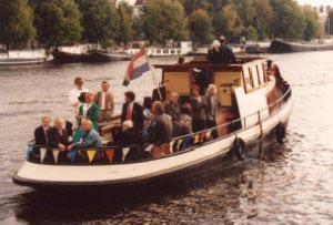tZurück nach Rundfahrten in Amsterdam mit traditionellen Schiffen